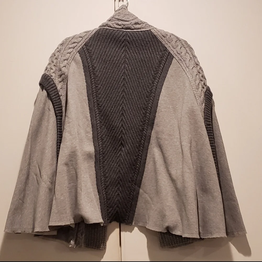 Burberry Gray Knit Cape - Authentic